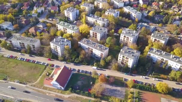 Aerial Chegada Parte Drone Tiro Blocos Apartamentos Uma Área Suburbana — Vídeo de Stock