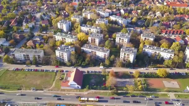 Drone Chegada Aérea Tiro Blocos Apartamentos Uma Área Suburbana Perto — Vídeo de Stock