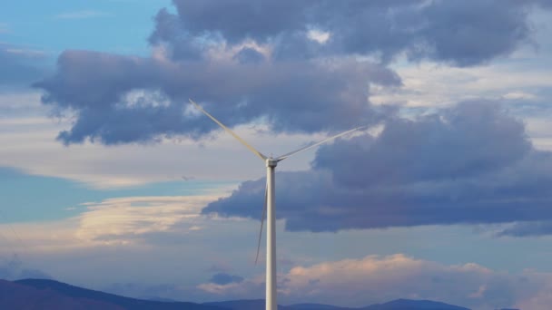 Turbina Eólica Sobre Fondo Nubes Movimiento — Vídeos de Stock