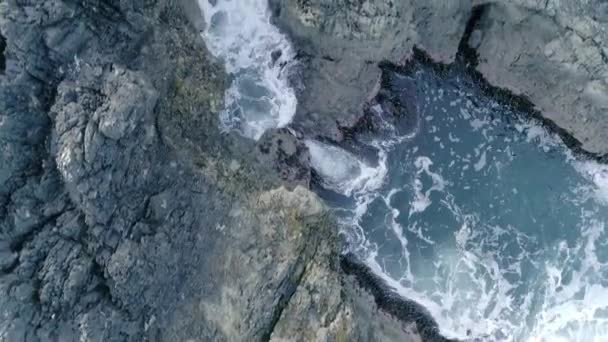 Ślady Powietrza Nad Skalistą Szczeliną Wybrzeżu Podczas Przypływów Morskich Ssanie — Wideo stockowe