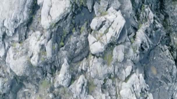 スコットランドの北海岸の浸食されたスパイシーな岩の海岸線ディスプレイ上の低クラギー岩の空中追跡 サザーランド 近くの耐久性 — ストック動画