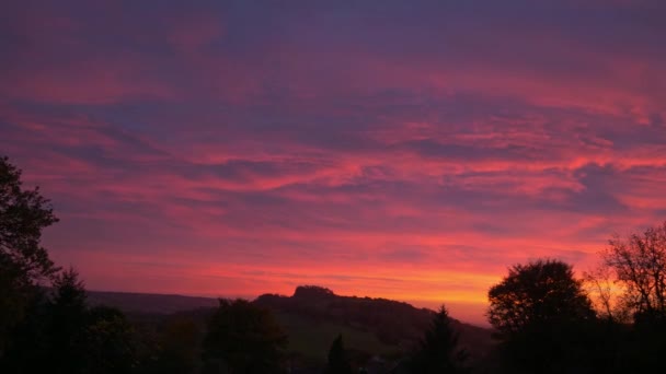 Incrível Pôr Sol Colorido Vermelho Laranja Sobre Zona Rural Leste — Vídeo de Stock