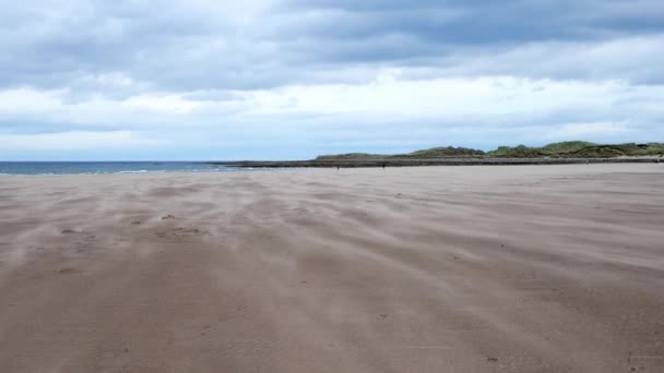 Kutsal Ada Lindisfarne Ngiltere Düz Plajda Esen Kum Desenlerinin Kameralı — Stok video