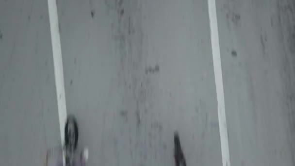 도시의 거리를 달리고 꼭대기와 자전거를 사람들의 모습을 — 비디오