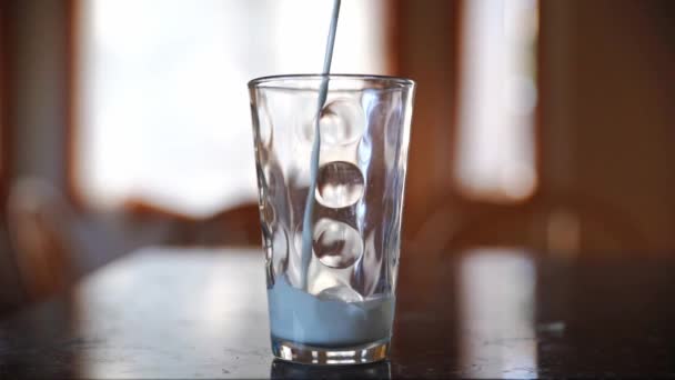 Молоко Вливається Склянку Повільним Рухом — стокове відео