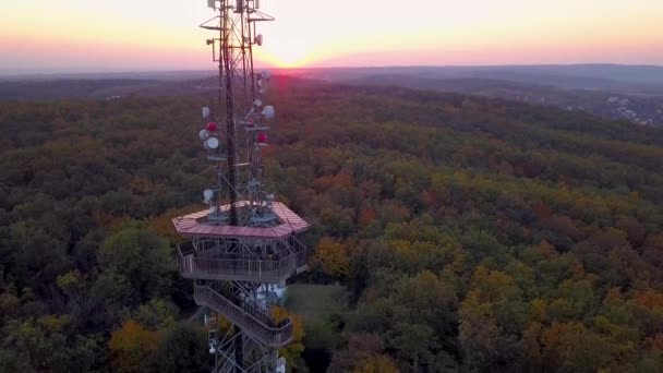 Levante Tiro Uma Torre Observação Com Uma Torre Telecomunicações Montada — Vídeo de Stock