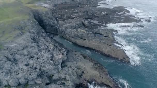 洛基海岸线空中 沿着陡峭的海岸线 带着岩石池和通往山洞的主要入口继续前行 苏格兰萨瑟兰 沿着北海岸 靠近Smoo Cave — 图库视频影像