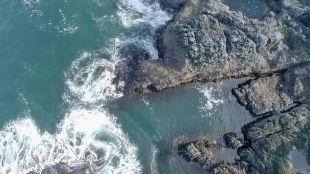 Жорсткі Звивисті Припливні Води Над Низькою Скелястою Береговою Лінією Кам — стокове відео
