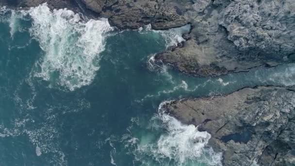 Die Antenne Des Felsigen Küstenbereichs Verfolgt Seitwärts Landeinwärts Über Eine — Stockvideo