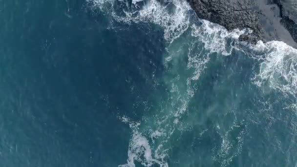 Вгорі Вниз Повітряний Шлях Вперед Над Яскравим Блакитним Морем Розкриття — стокове відео