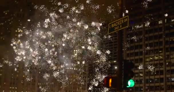 Знак Уокер Стрит Чикаго Подсвечивается Безумием Белых Красных Фейерверков Замедленной — стоковое видео