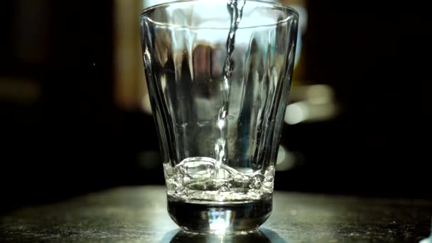 Hälla Vatten Glas Slow Motion — Stockvideo