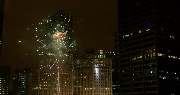 烟火在芝加哥市中心为宏伟的城中游行举行 慢动作中弹 — 图库视频影像