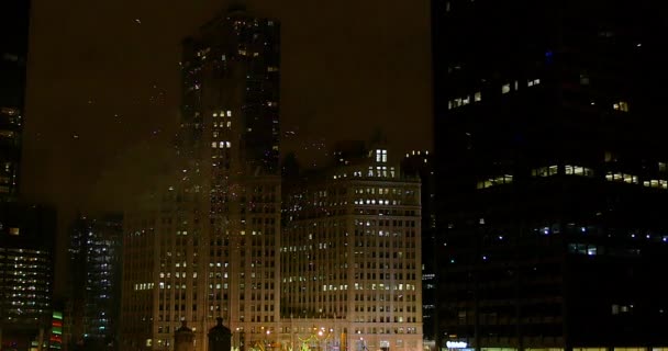 许多烟花在芝加哥市中心的密歇根大街上举行的盛大的 英里大游行 的夜间爆炸 — 图库视频影像