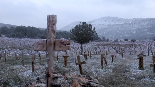 Drewniany Krzyż Grób Podczas Śniegu Duchowy — Wideo stockowe