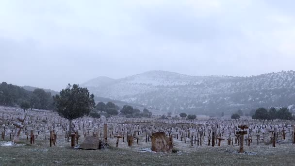 Cemitério Rural Com Sepulturas Uma Queda Neve — Vídeo de Stock