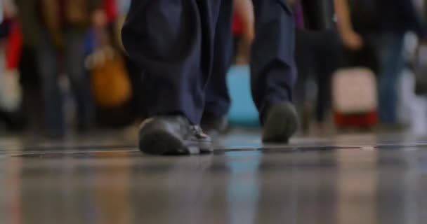 Homem Caminha Pelo Aeroporto Depois Uma Mulher Com Sapatos Elegantes — Vídeo de Stock