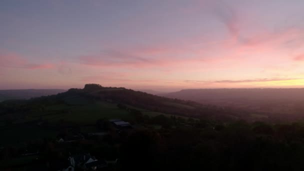 Aerial Spårning Långsamt Sidled Härlig Röd Solnedgång Över Gröna Devon — Stockvideo