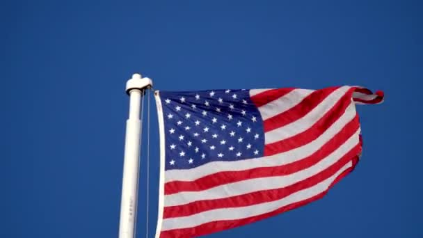 Bandera Americana Sobre Fondo Cielo Azul — Vídeos de Stock