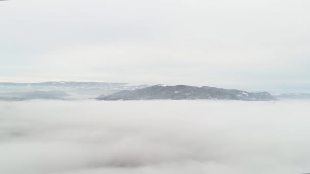 在雾线上方拍摄冬季风景的全景 — 图库视频影像
