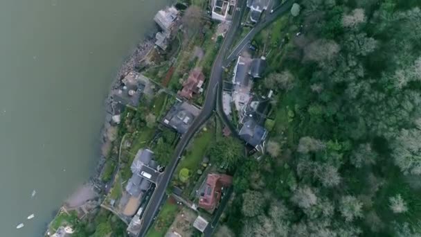 Bovenaan Antenne Van Een Gelaagde Klif Kustlijn Met Huizen Aflopend — Stockvideo