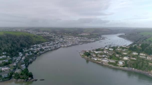 空中でダートマスを右から左へ追跡中デヴォン 豊かな海軍の歴史を持つ英国南部の歴史的な町 — ストック動画