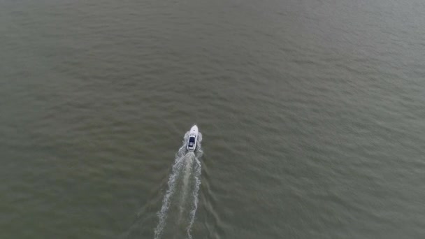 Top Aerial Volgt Een Snelle Middelgrote Witte Motorboot Die Zee — Stockvideo