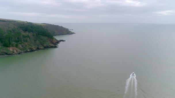 Güney Devon Uçurumlarının Engin Bulanık Okyanus Manzarası Açık Denize Yelken — Stok video