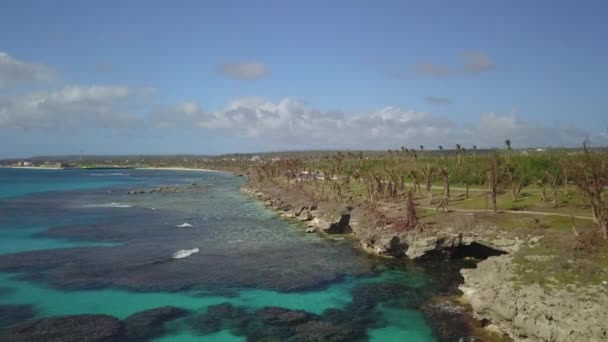 Drohnenschuss Entlang Der Wunderschönen Küste Der Insel Tinian — Stockvideo