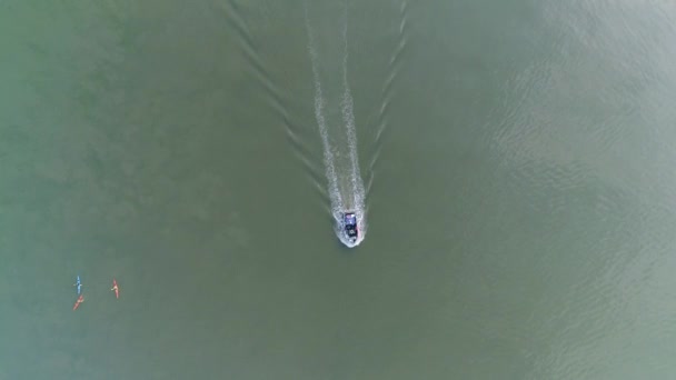 Bir Balık Teknesinin Yukarıdan Aşağıya Uzanan Havası Geniş Bir Açık — Stok video