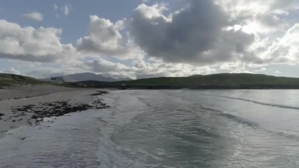 Balnakeilビーチの潮に沿って航空追跡低 太陽は大きな厚い雲によって遮られている スコットランドのサザーランド 北海岸 — ストック動画