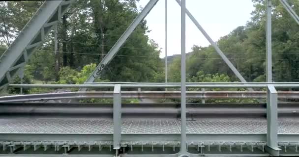 使用无人机 我能够拍摄到一座桥的侧视图 它位于无处可寻的中央 — 图库视频影像