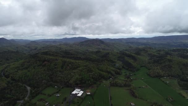 Mountain Town Sous Les Nuages — Video