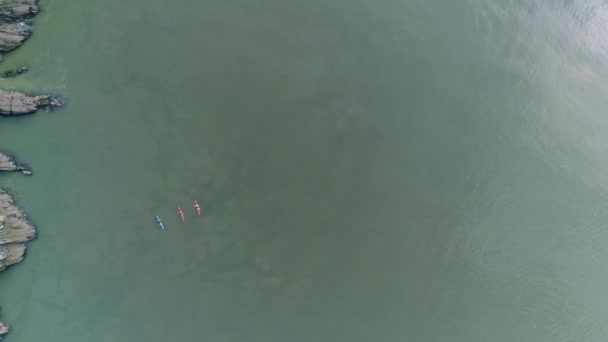 Aérien Descendant Sur Trois Personnes Kayak Une Bleue Deux Rouge — Video
