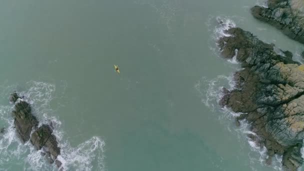 Top Person Rowing Yellow Kayak Two Rocky Areas Creating Choppy — Stock Video