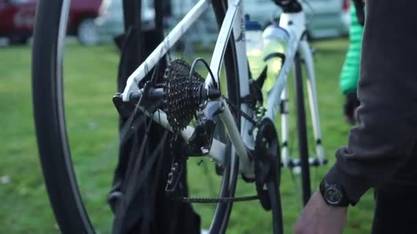 Slowmo Acercamiento Mano Hombre Acolchado Bicicleta Con Fondo Borroso — Vídeos de Stock