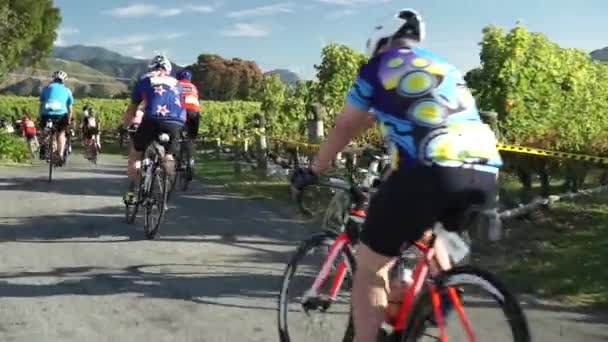 Slowmo Action Skott Efter Grupp Cyklister Från Bakom Racing Med — Stockvideo