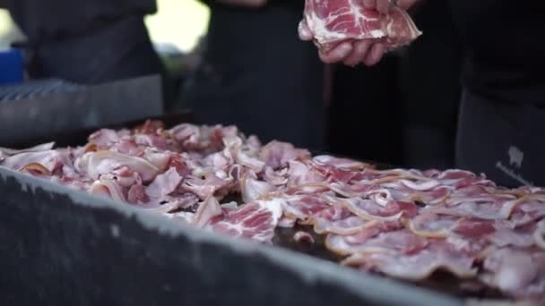Slowmo Pria Truk Makanan Dekat Meletakkan Daging Panggangan — Stok Video