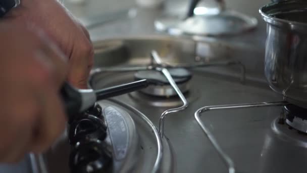 Slowmo Крупним Планом Освітлення Газової Печі Вогнем Горщиком Води Кухні — стокове відео