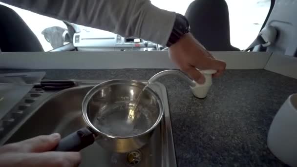 Giovane Viaggiatore Con Pompa Dell Acqua Mano Cucina Del Camper — Video Stock