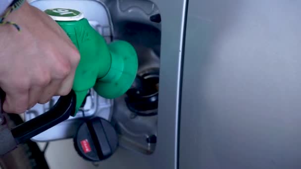 Slowmo Kafkas Adam Benzin Deposunu Yakıtla Dolduruyor — Stok video