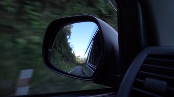 Slowmo Car Driving West Coast Νέα Ζηλανδία Πίσω Καθρέφτης Βουνά — Αρχείο Βίντεο