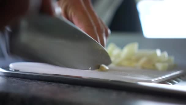 Slowmo Chef Tritare Aglio Con Coltello Sul Tagliere Cucina Del — Video Stock