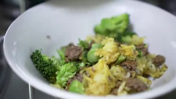 Colocando Arroz Caril Alimentos Com Brócolis Carne Picada Carne Tigela — Vídeo de Stock