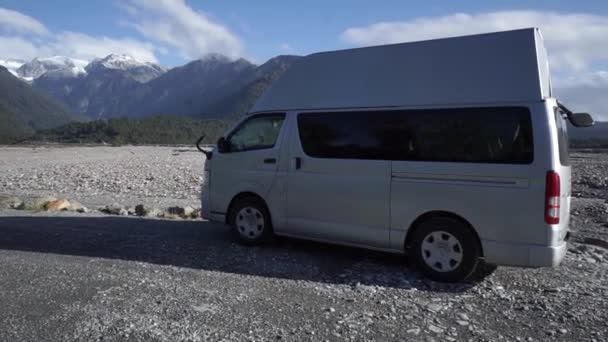 Slowmo Motorhome Φόντο Χιονισμένα Βουνά Franz Josef Glacier Νέα Ζηλανδία — Αρχείο Βίντεο