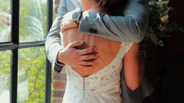 Appena Sposati Abbracciare Coppia — Video Stock