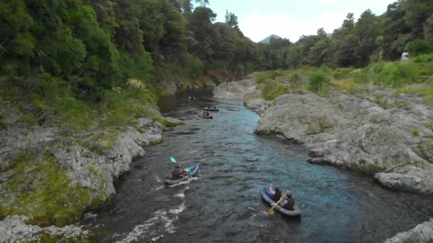 Slowmo Paddelboote Für Kajaktouren Durch Den Canyon Auf Dem Pelorus — Stockvideo