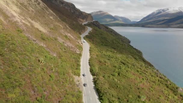 Slowmo Motorhome Conduisant Dans Les Montagnes Long Côte Lac Wakatipu — Video