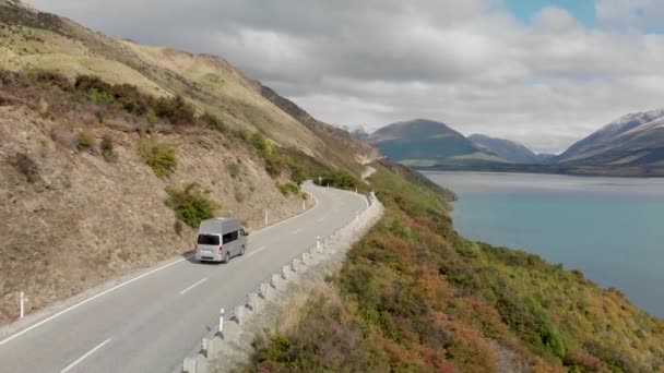 Slowmo Kamper Jadący Wzdłuż Wybrzeża Jeziora Wakatipu Queenstown Nowa Zelandia — Wideo stockowe