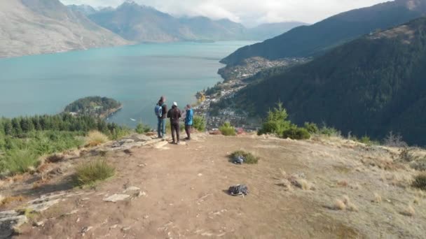 Slowmo Trois Jeunes Voyageurs Debout Sur Piste Queenstown Hill Nouvelle — Video